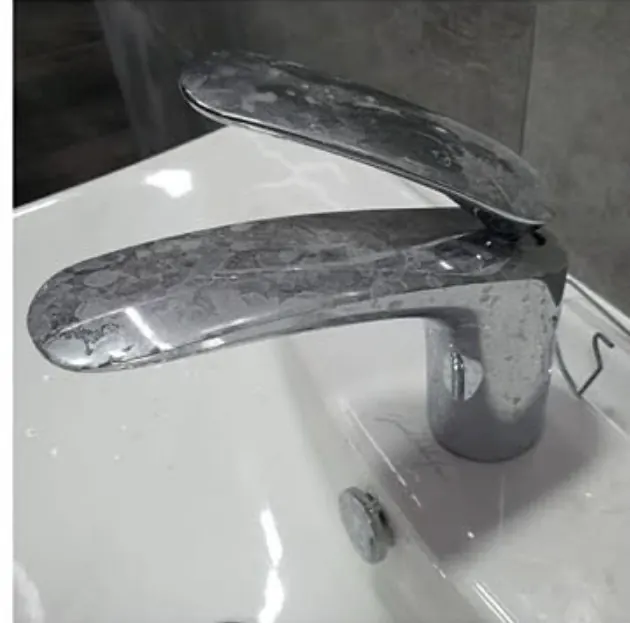 Armatur mit Kalk- und Wasserflecken vor der Reinigung